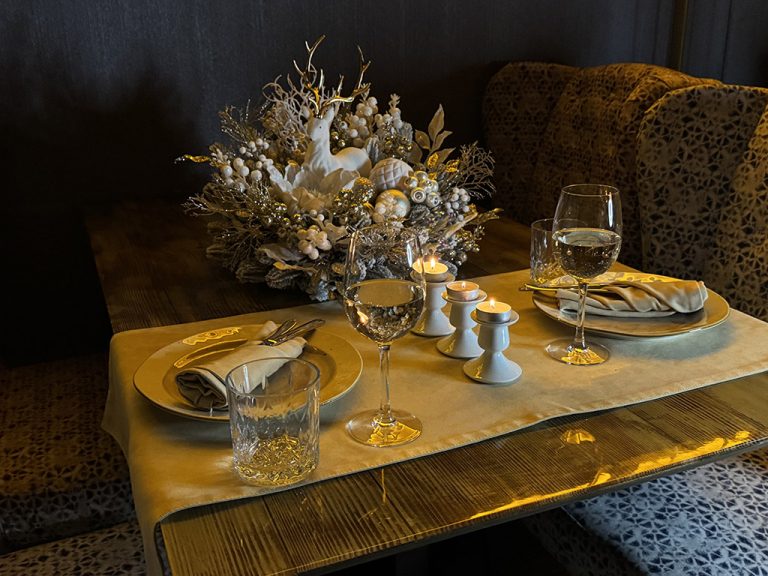 Романтичні Зимові Вечері: Атмосфера Свічок і Вишуканих Страв